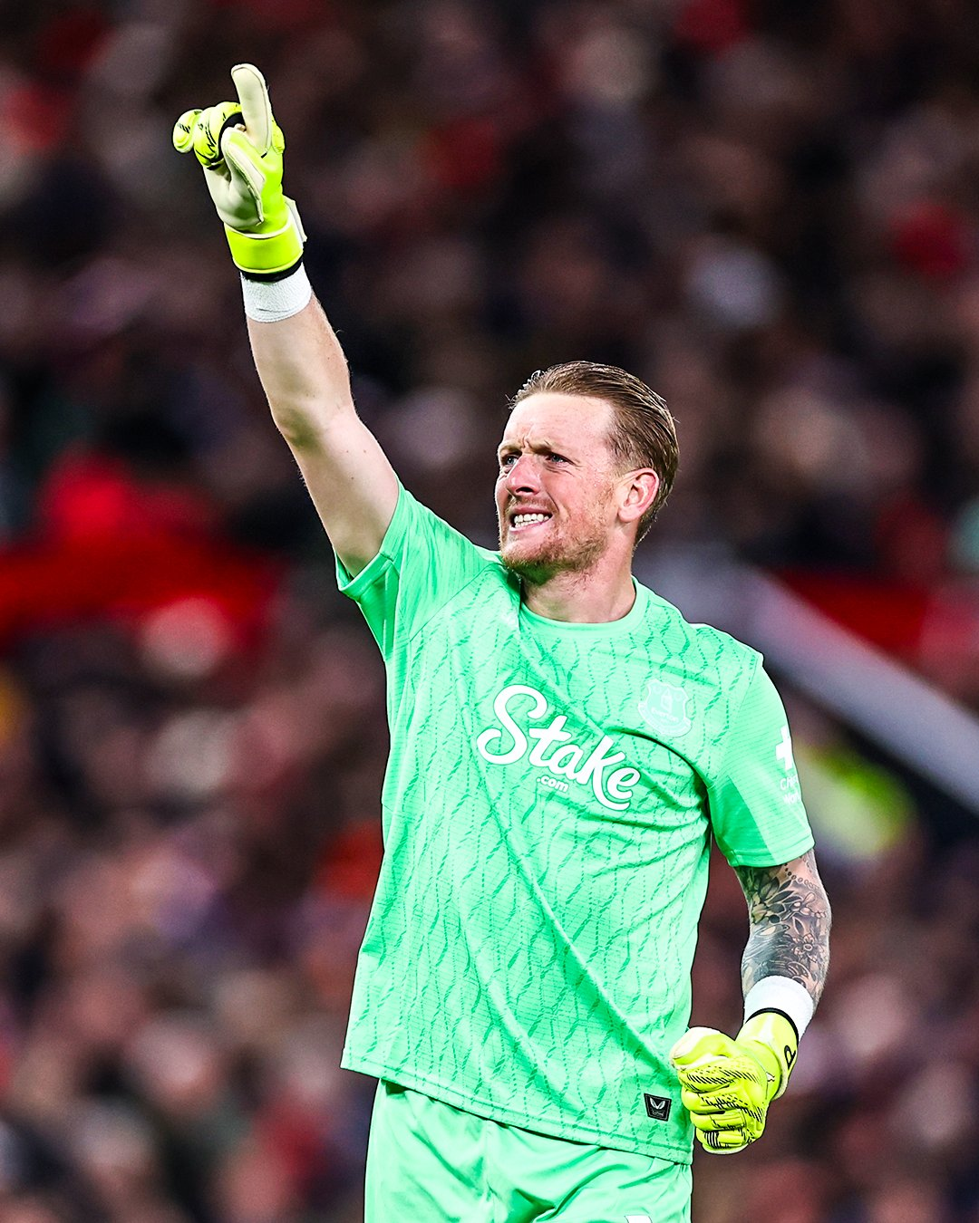 Despite receiving a red card, Everton defeated Manchester United 1-0 to defy the odds.