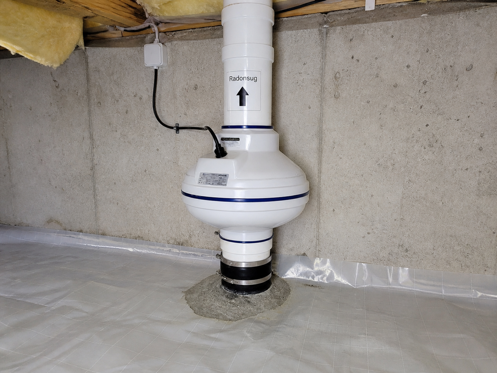 Radonsug installerad i krypgrund under hus