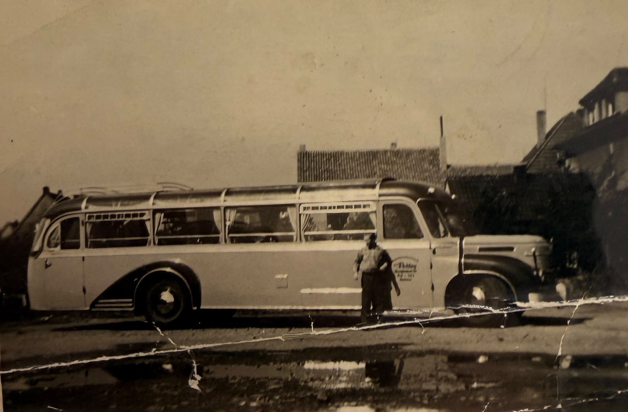 Langer Hauber-Bus auf dem Hof