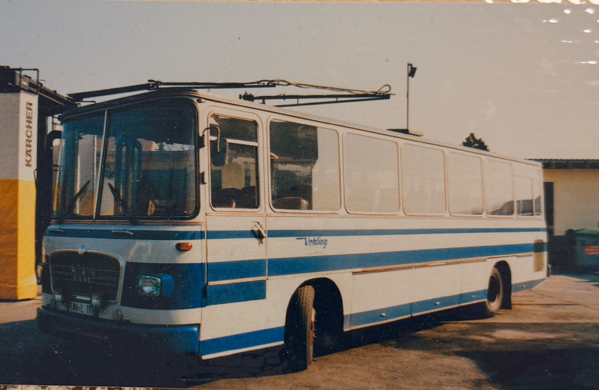 Linienbus in Blau-Weiß