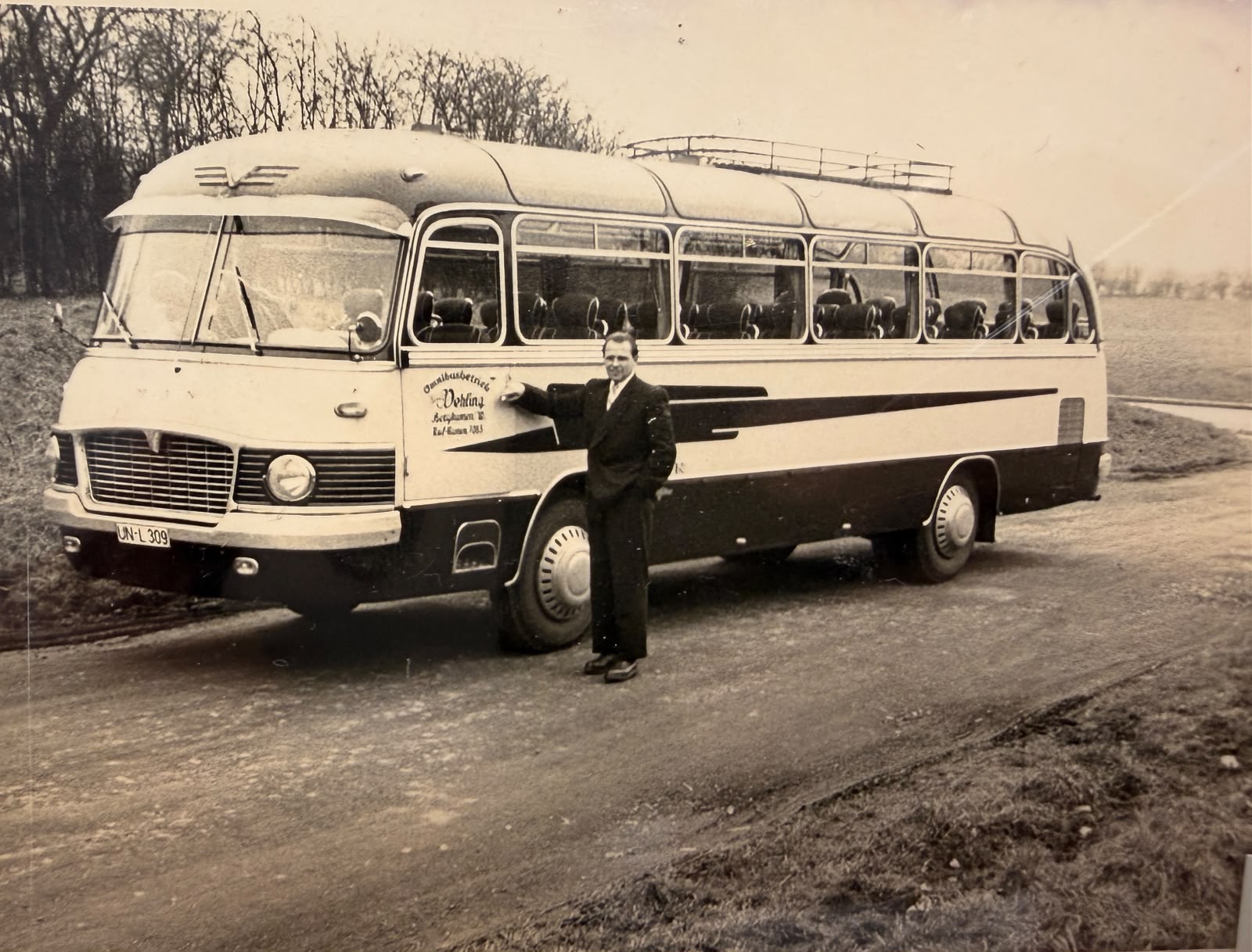 Reisebus mit Fahrer am Feldweg