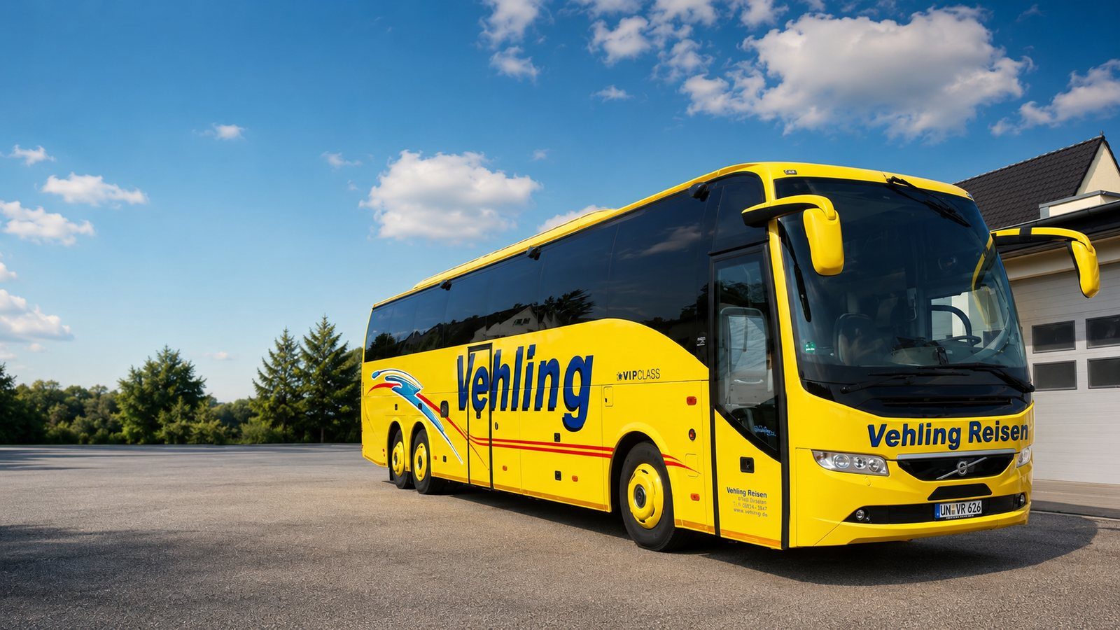Reisebus von Vehling Reisen vor dem Betriebshof