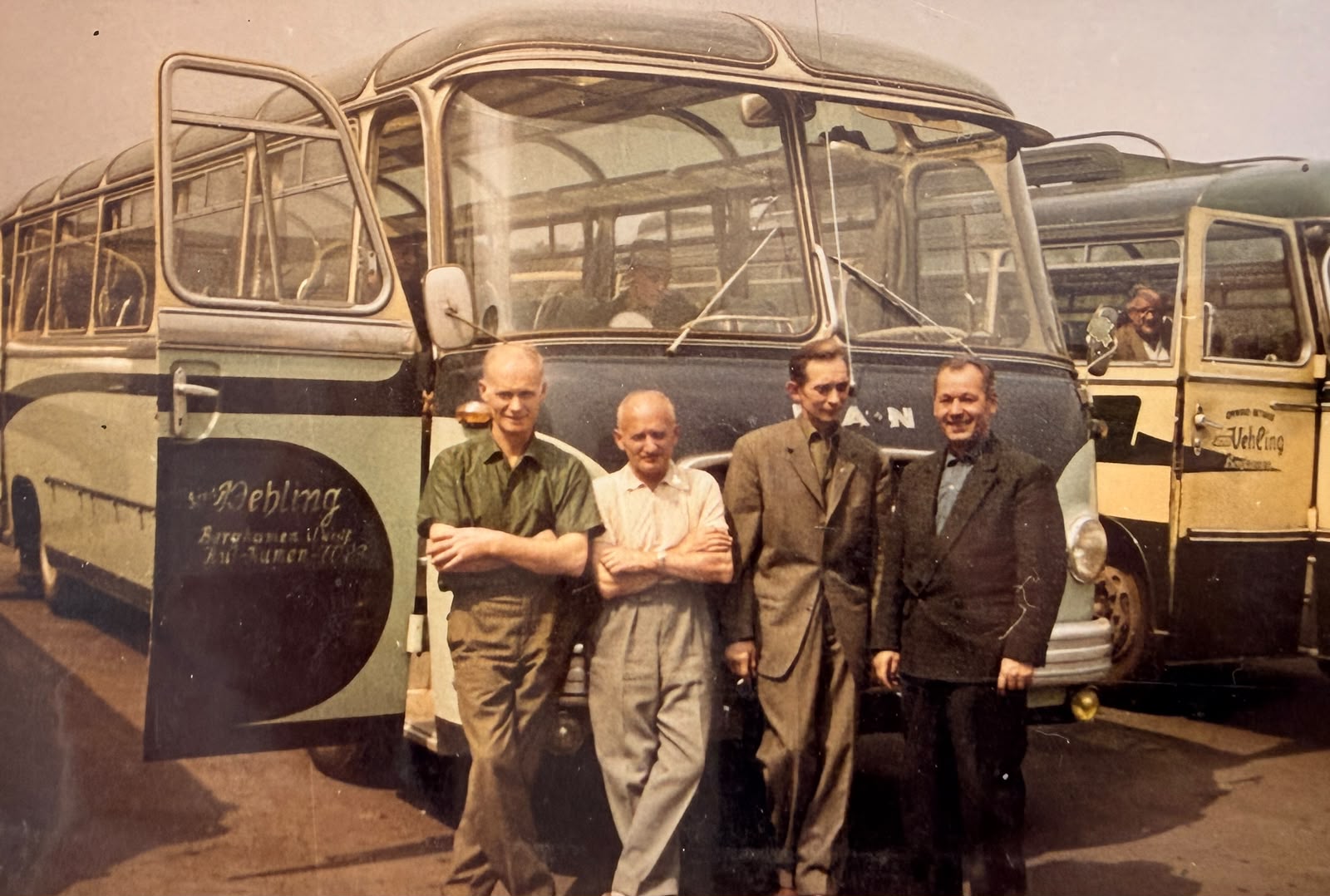 Die Mannschaft vor dem MAN-Reisebus
