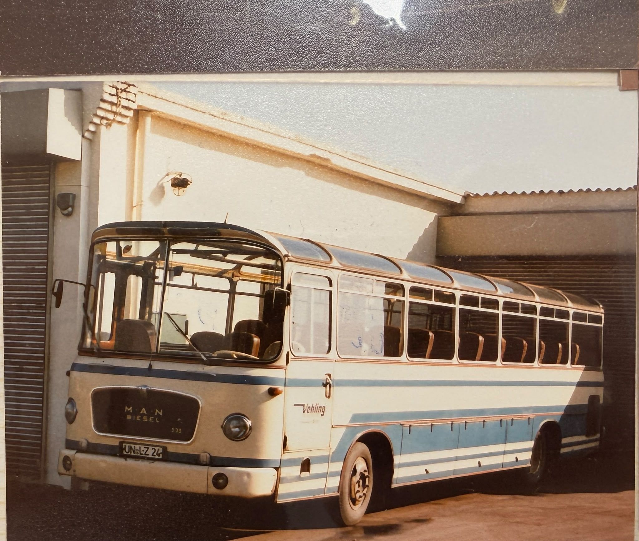 MAN-Bus in Blau-Weiß vor der Halle