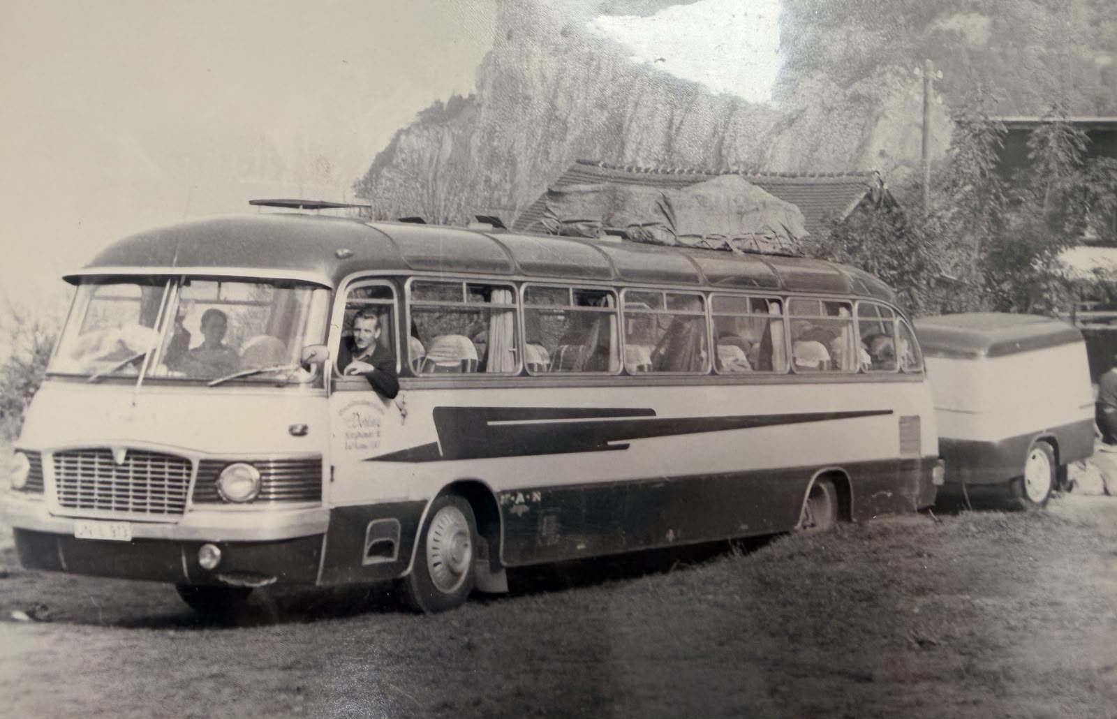 Reisebus mit Gepäckanhänger
