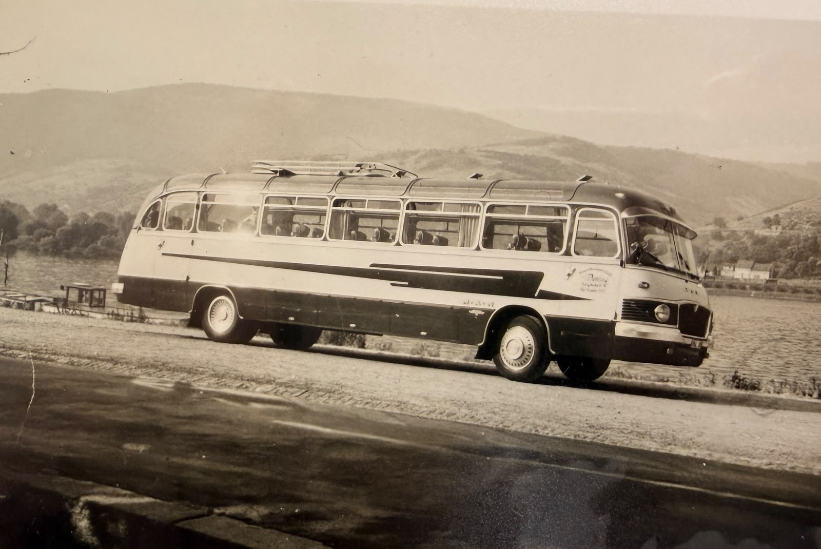 Setra-Reisebus auf Tour