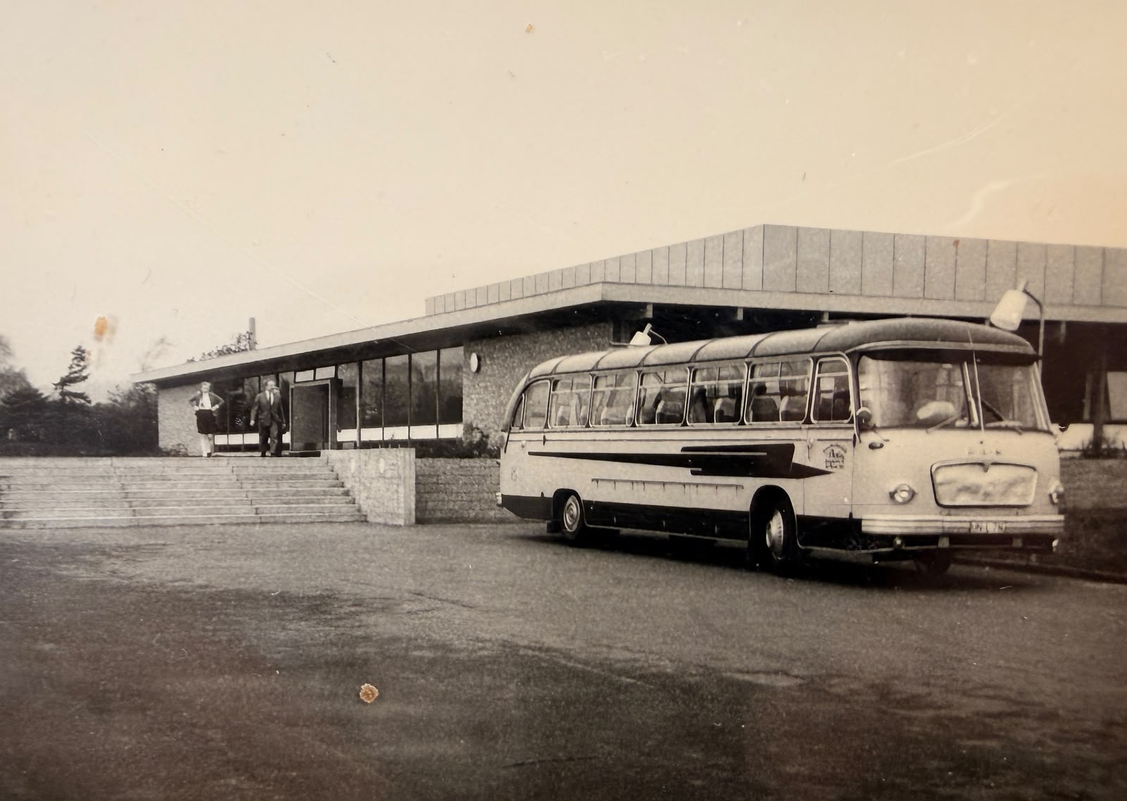 Setra-Reisebus vor einem Neubau