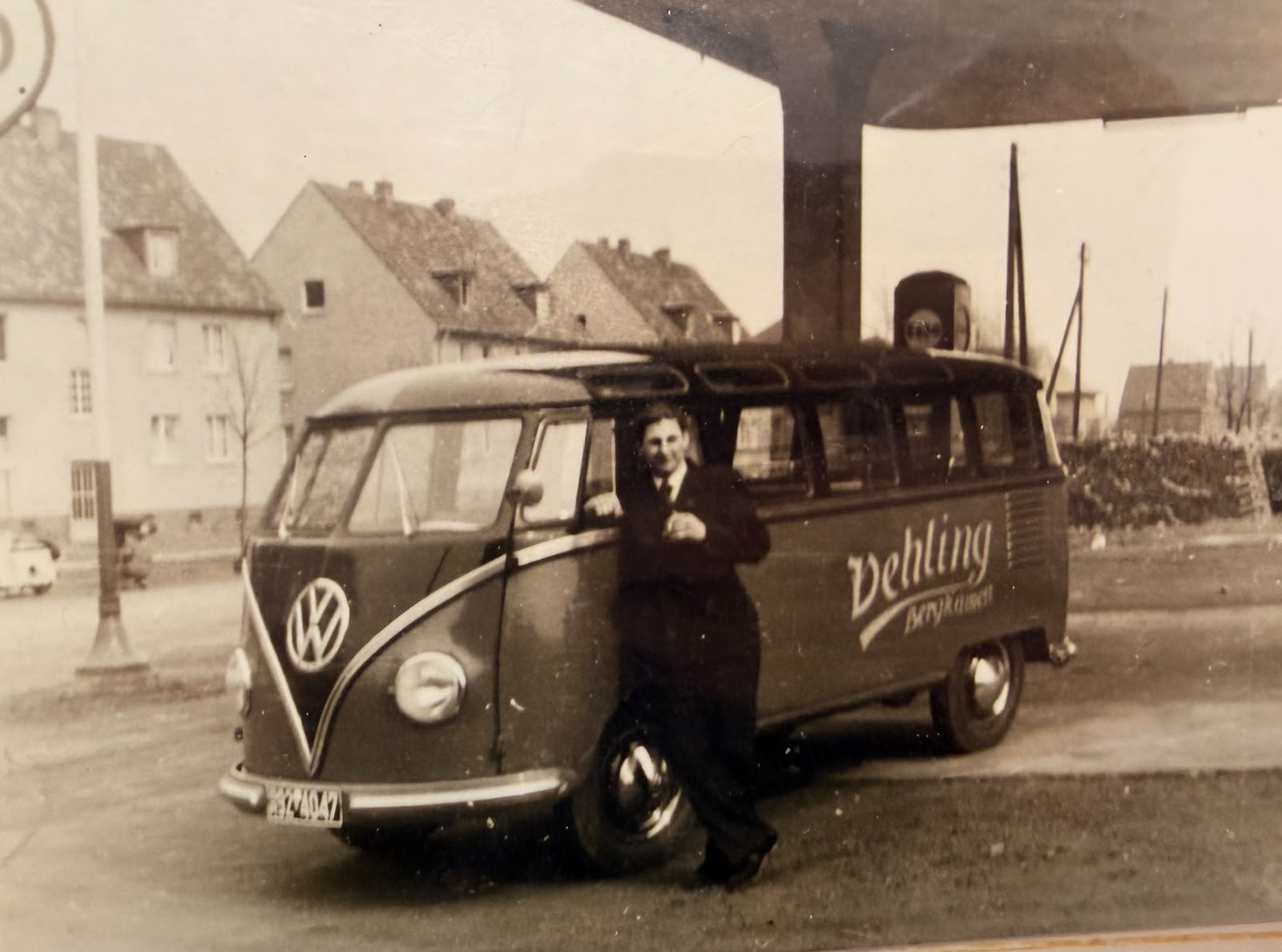 VW-Bus mit Vehling-Schriftzug