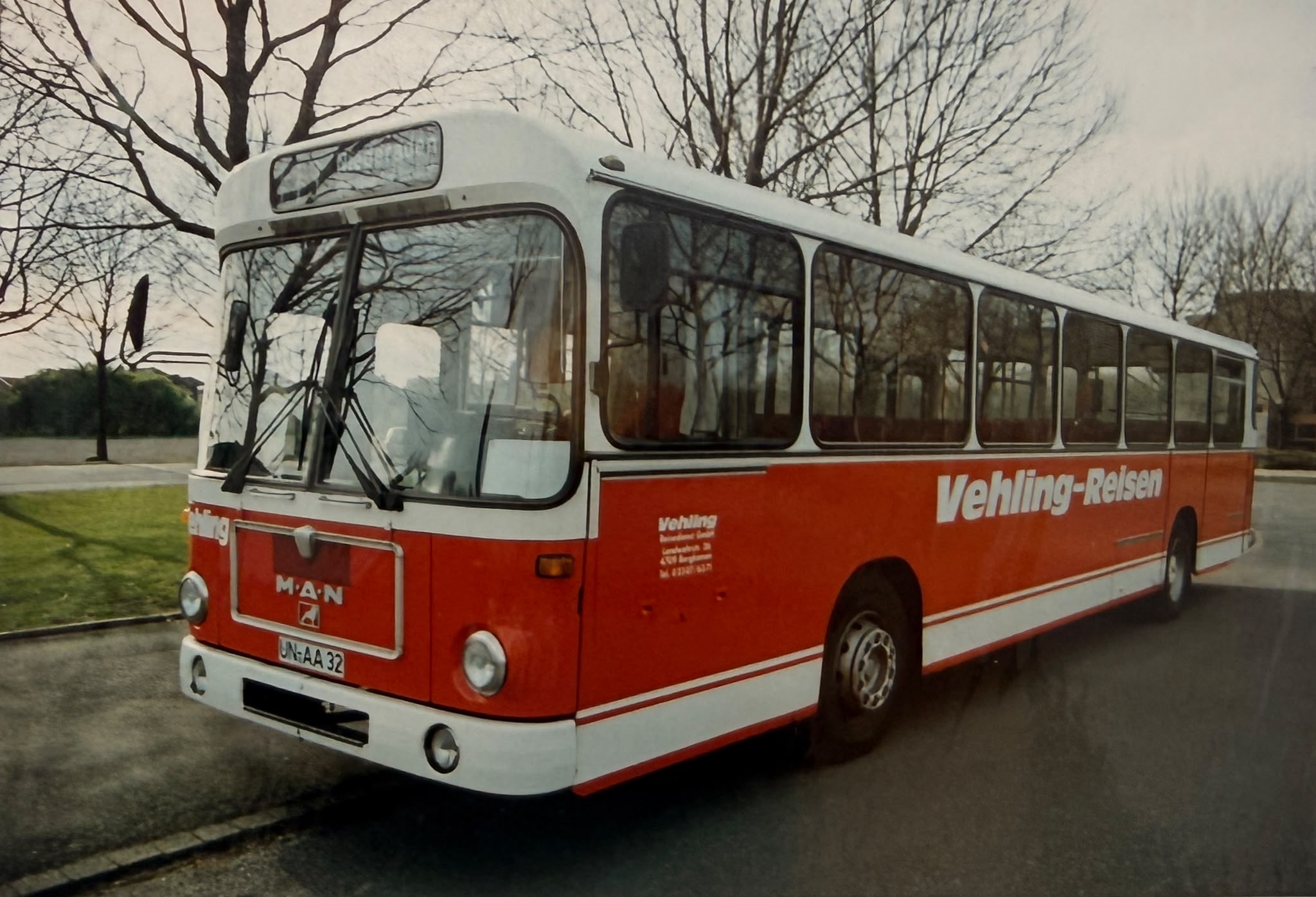 Roter MAN-Linienbus „Vehling-Reisen“