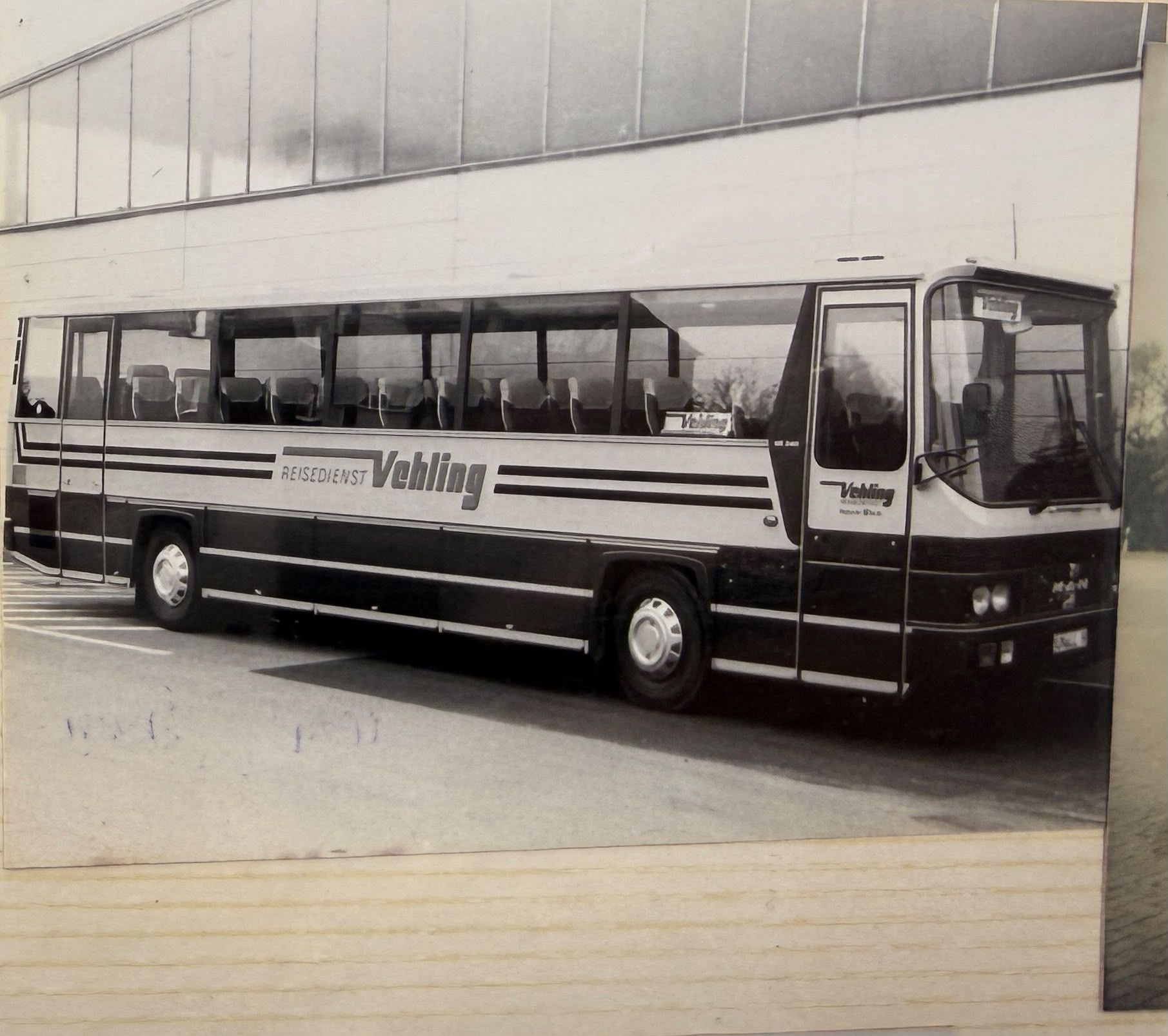 Reisebus „Reisedienst Vehling“ vor der Halle
