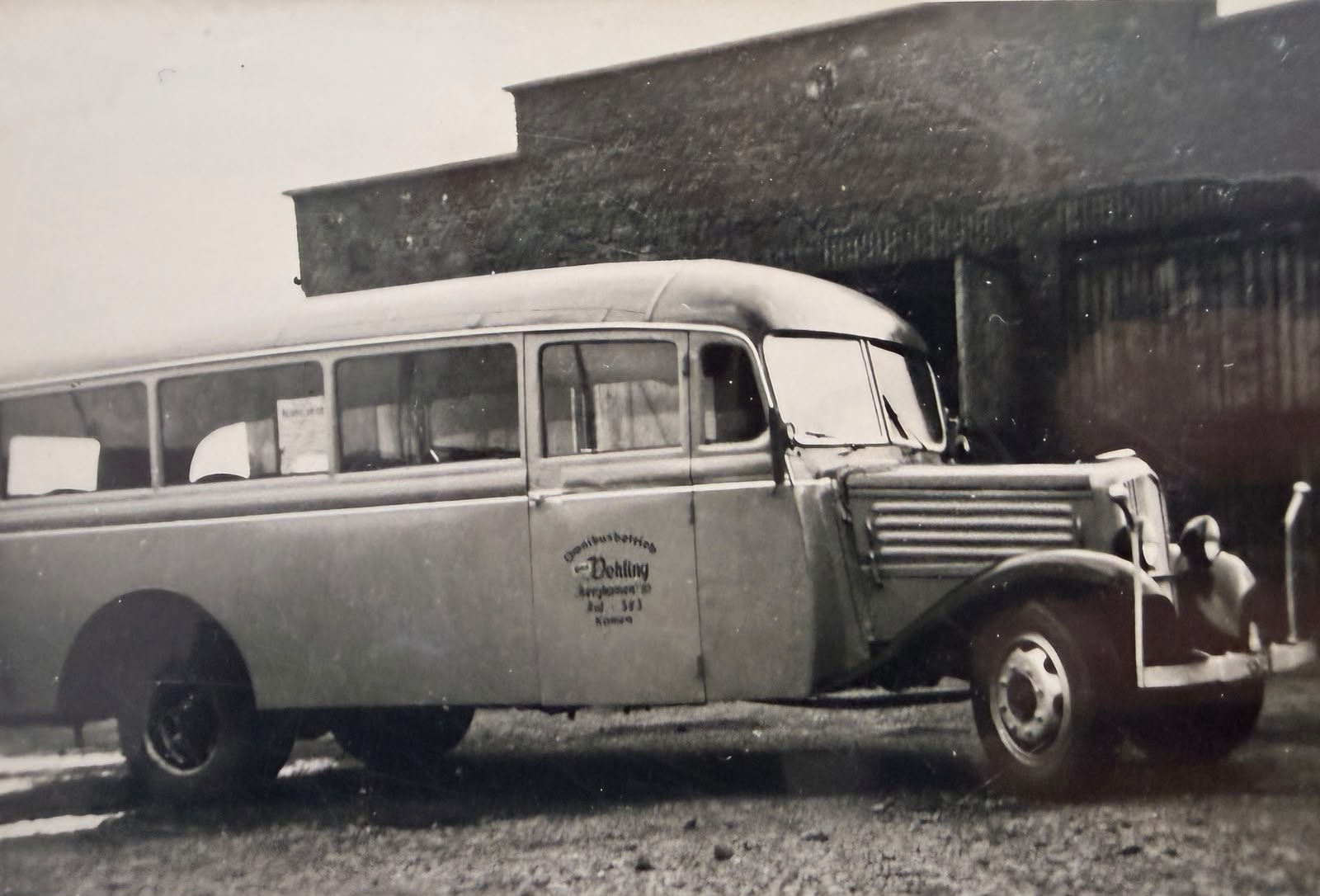 Hauber-Bus vor der Halle