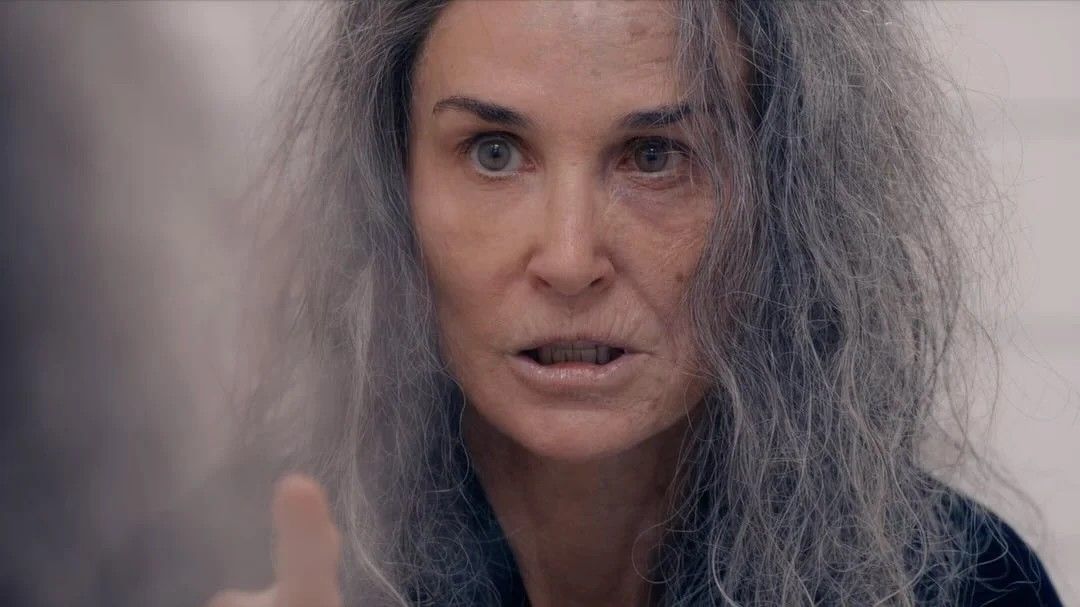 Fotograma de La sustancia (2024): Elisabeth, interpretada por Demi Moore, envejecida y con el cabello gris