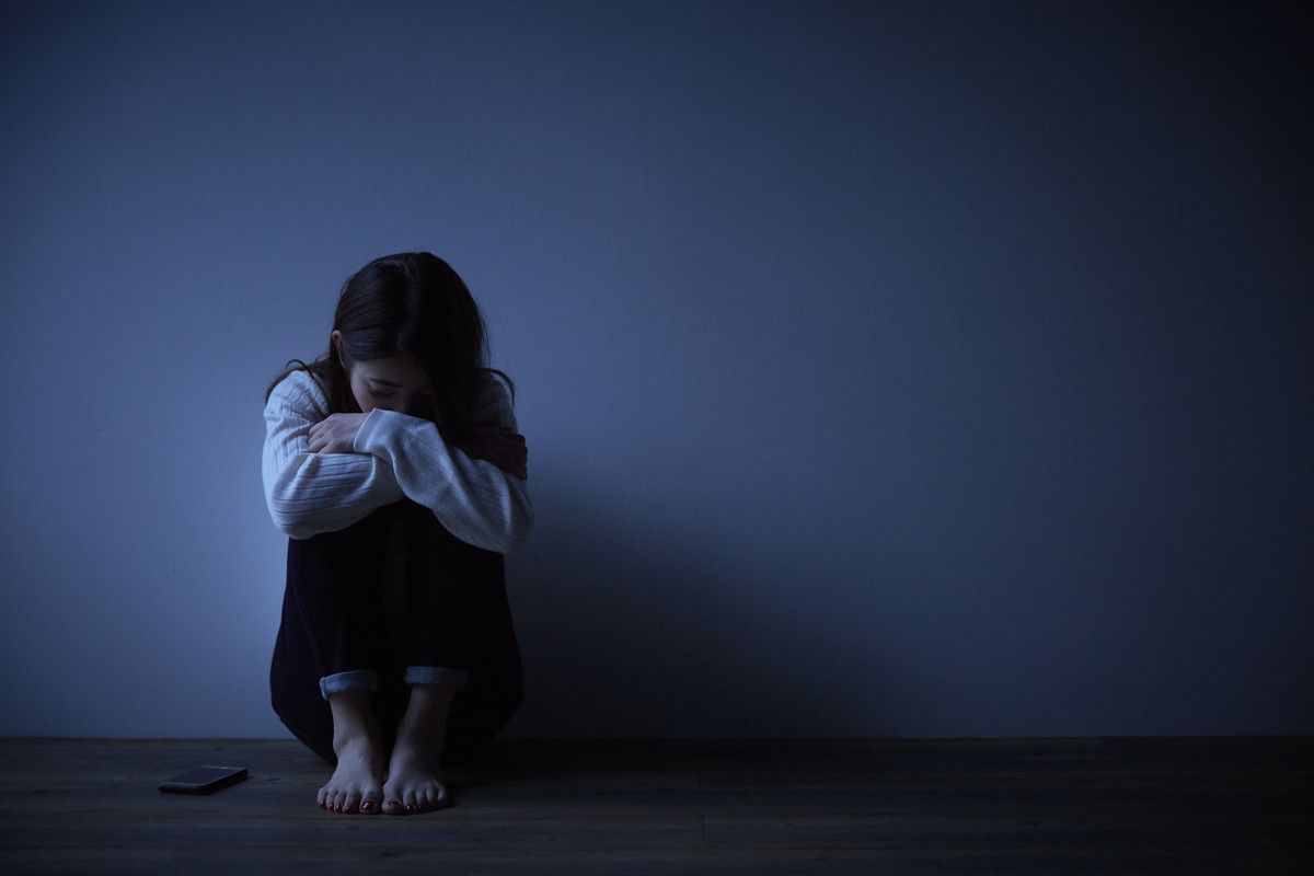 Una mujer sola en una habitación, sintiendo demasiado.