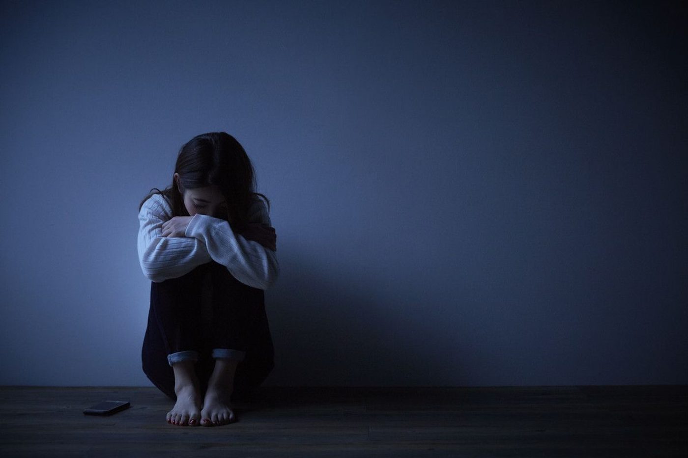 Una mujer sola en una habitación, sintiendo demasiado.