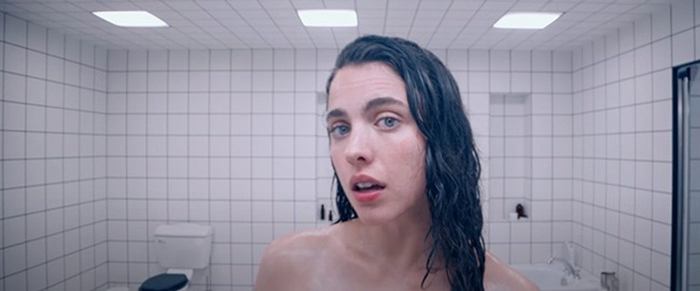 Fotograma de La sustancia (2024): Sue, interpretada por Margaret Qualley, con el cabello mojado en un baño de azulejos blancos