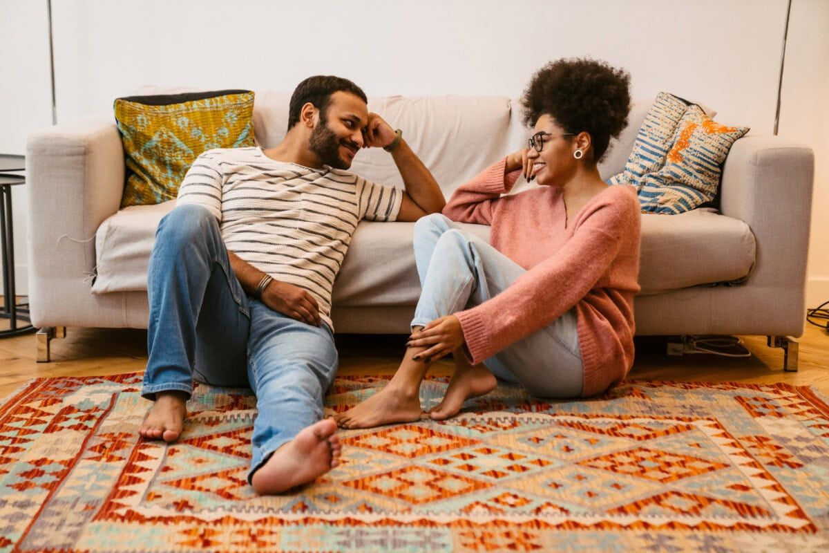 Una pareja en teniendo una conversación.
