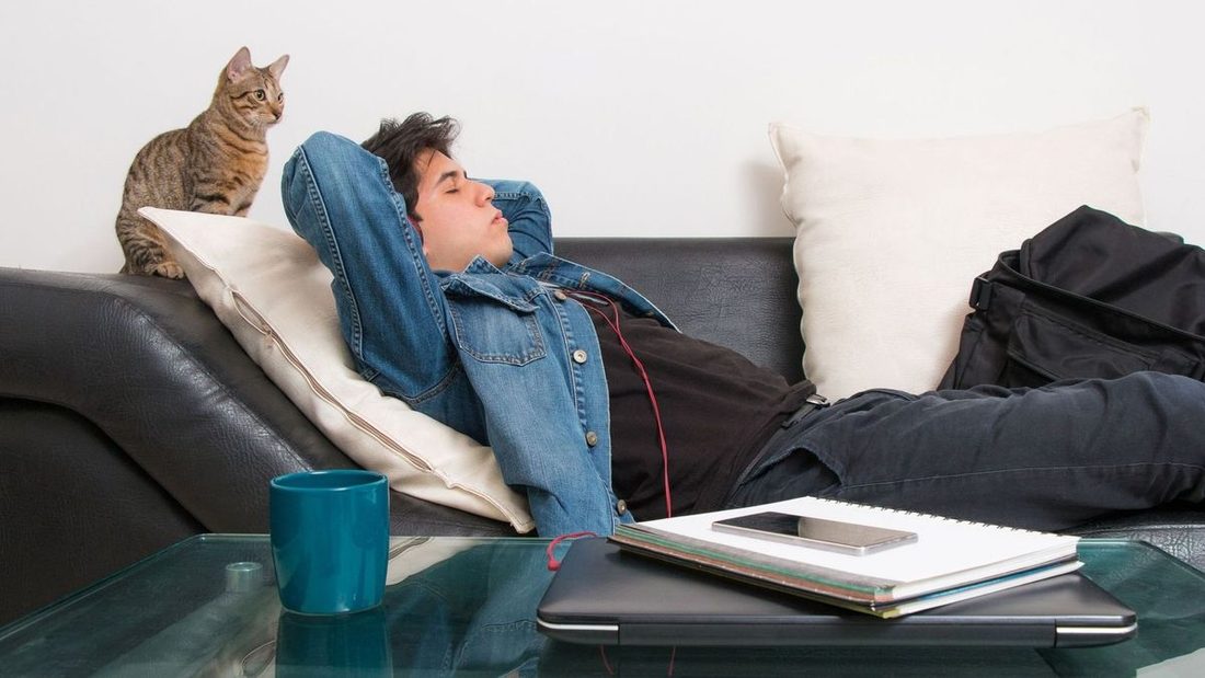 Joven procrastinando.