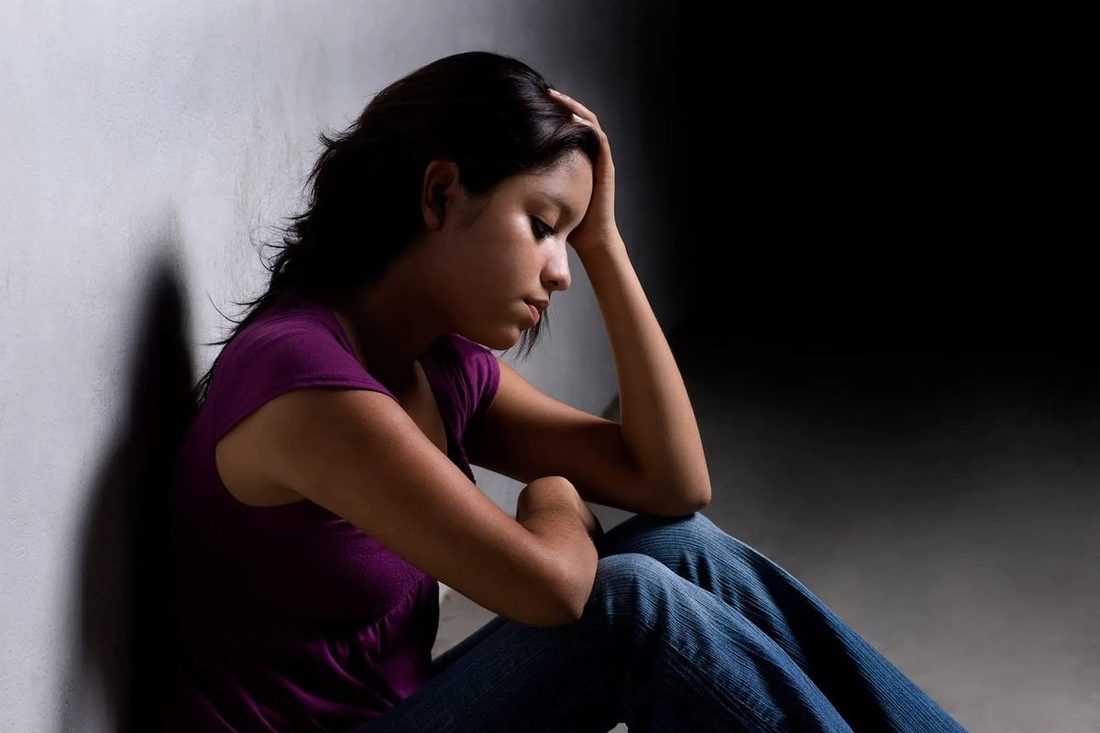 Mujer experimenta estrés y ansiedad