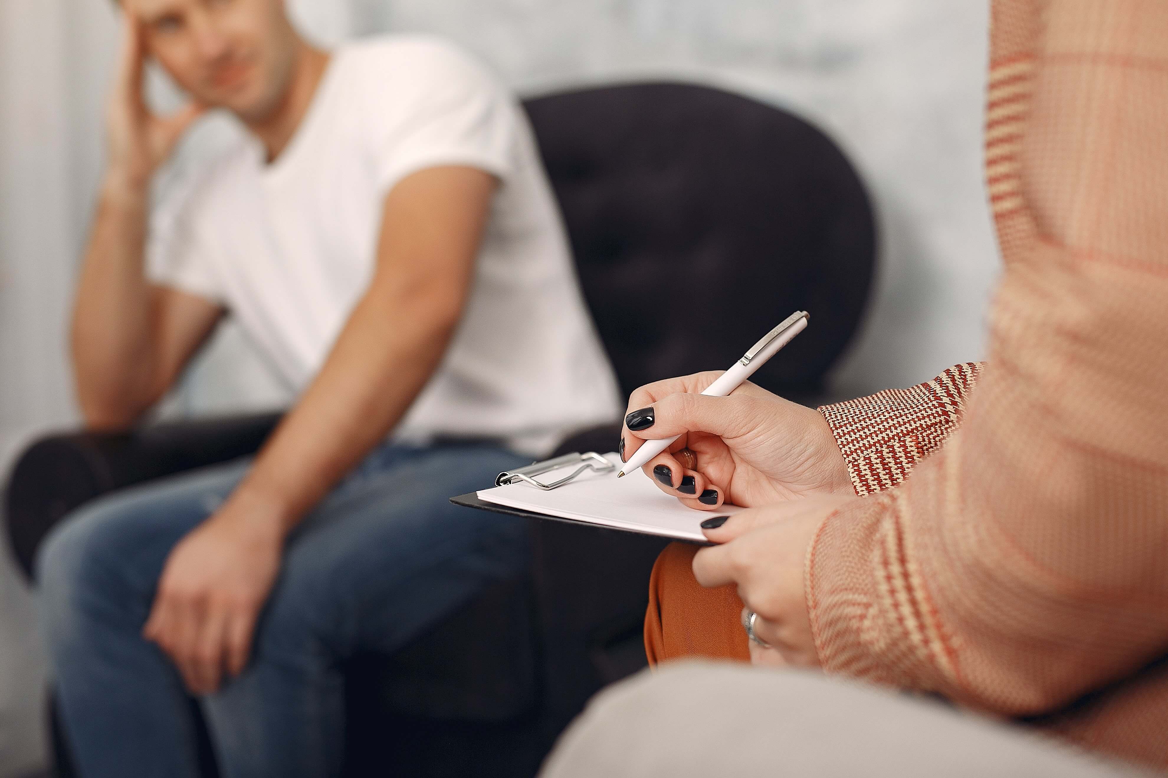 un hombre en psicoterapia