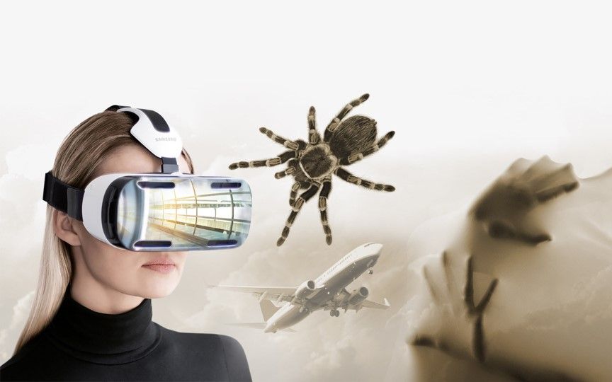 mujer utilizando visores de realidad virtual mientra evalua TDAH y trata fobias