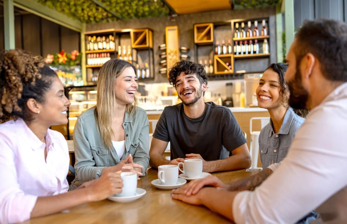 Un grupo de personas socializando.