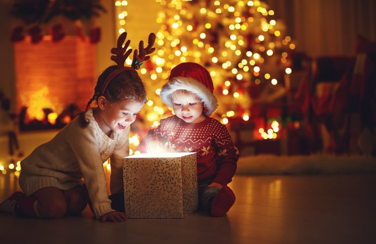 Niños abriendo un regalo.
