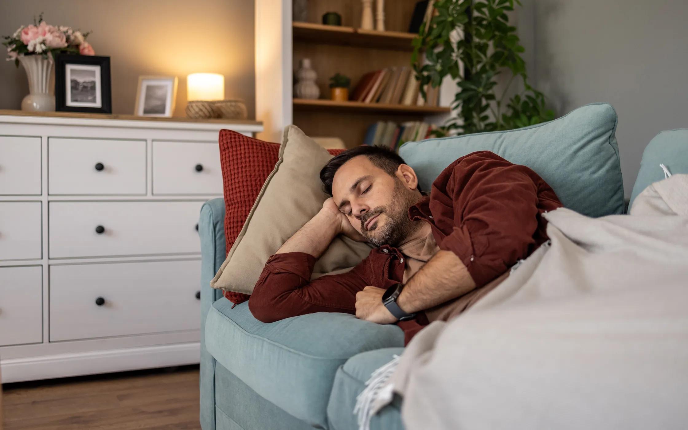 Un hombre que al tomar una siesta está descuidando su higiene del sueño.