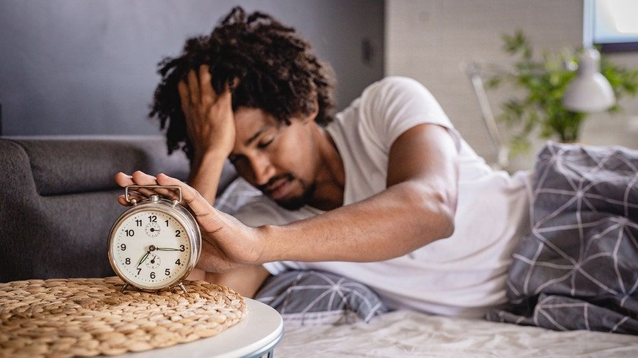 Hombre levantándose después de una noche de insomnio.