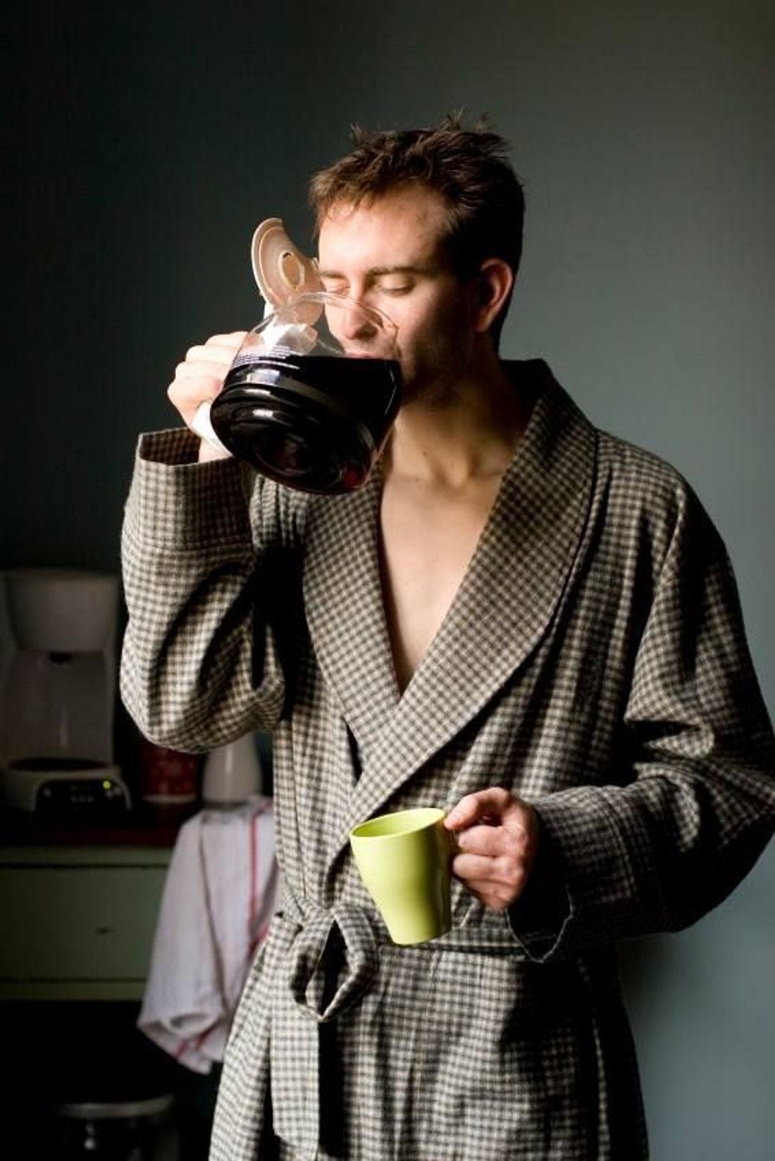 Un hombre que al tomar mucho cafe está descuidando su higiene del sueño.