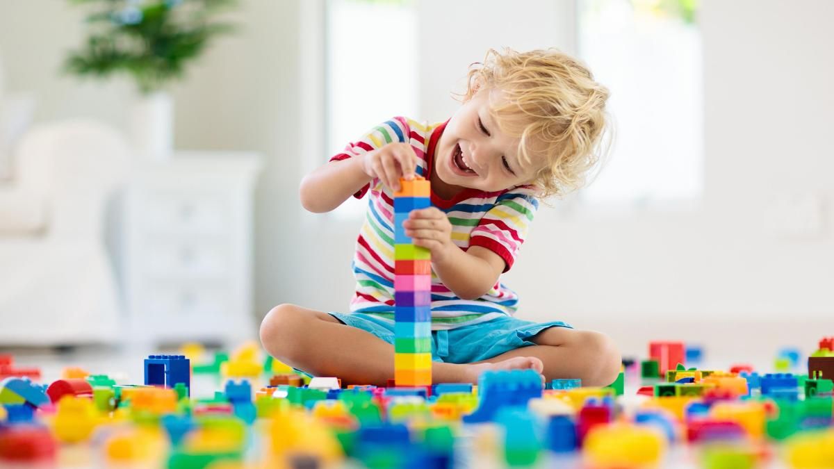 Un niño con autismo expuesto a contaminantes ambientales, como metales pesados