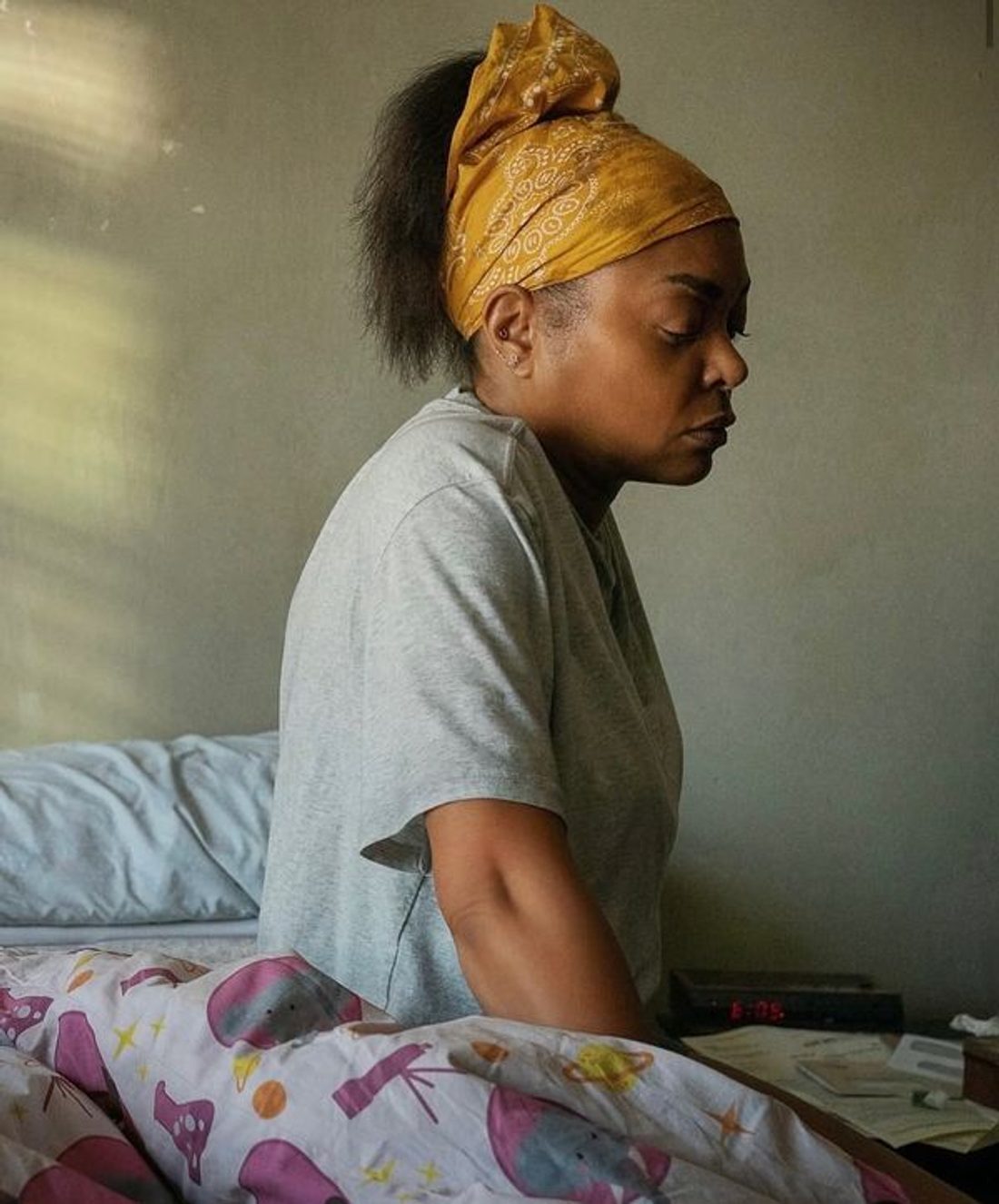 mujer con depresión en cama
