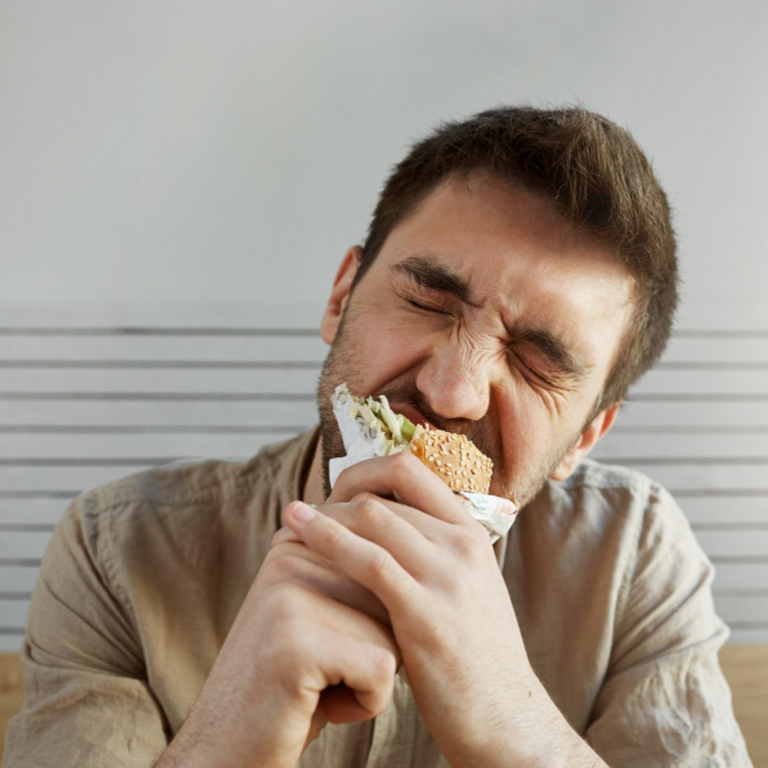 Un hombre comiendo.