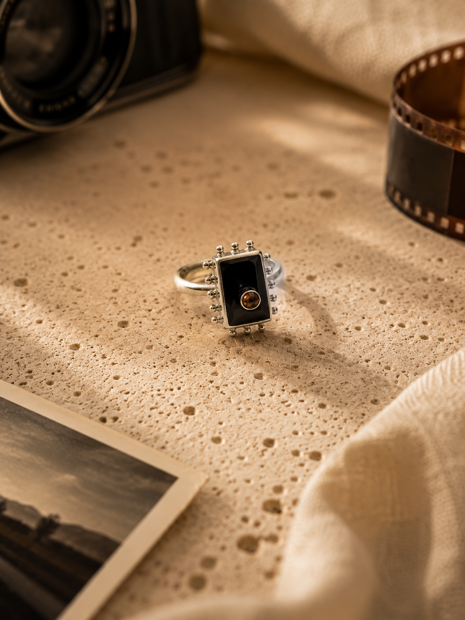 Anillo instantes de coral negro