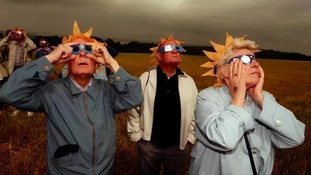 1999) The last total solar eclipse visible in France. See you on September 3, 2081, for the next one. : r/Nostalgiefrance