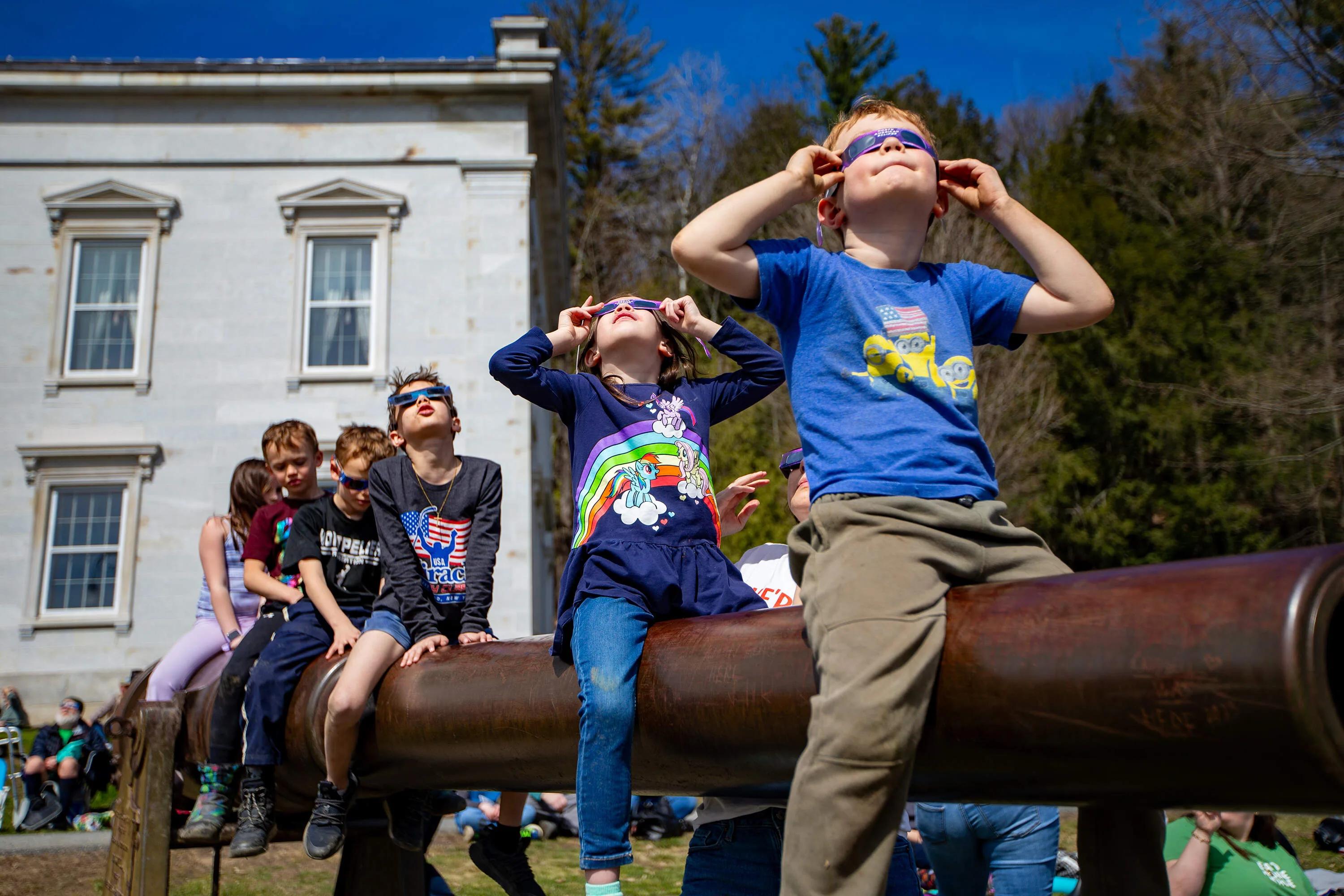 Photos: People watch in wonder as eclipse blots out the sun ...