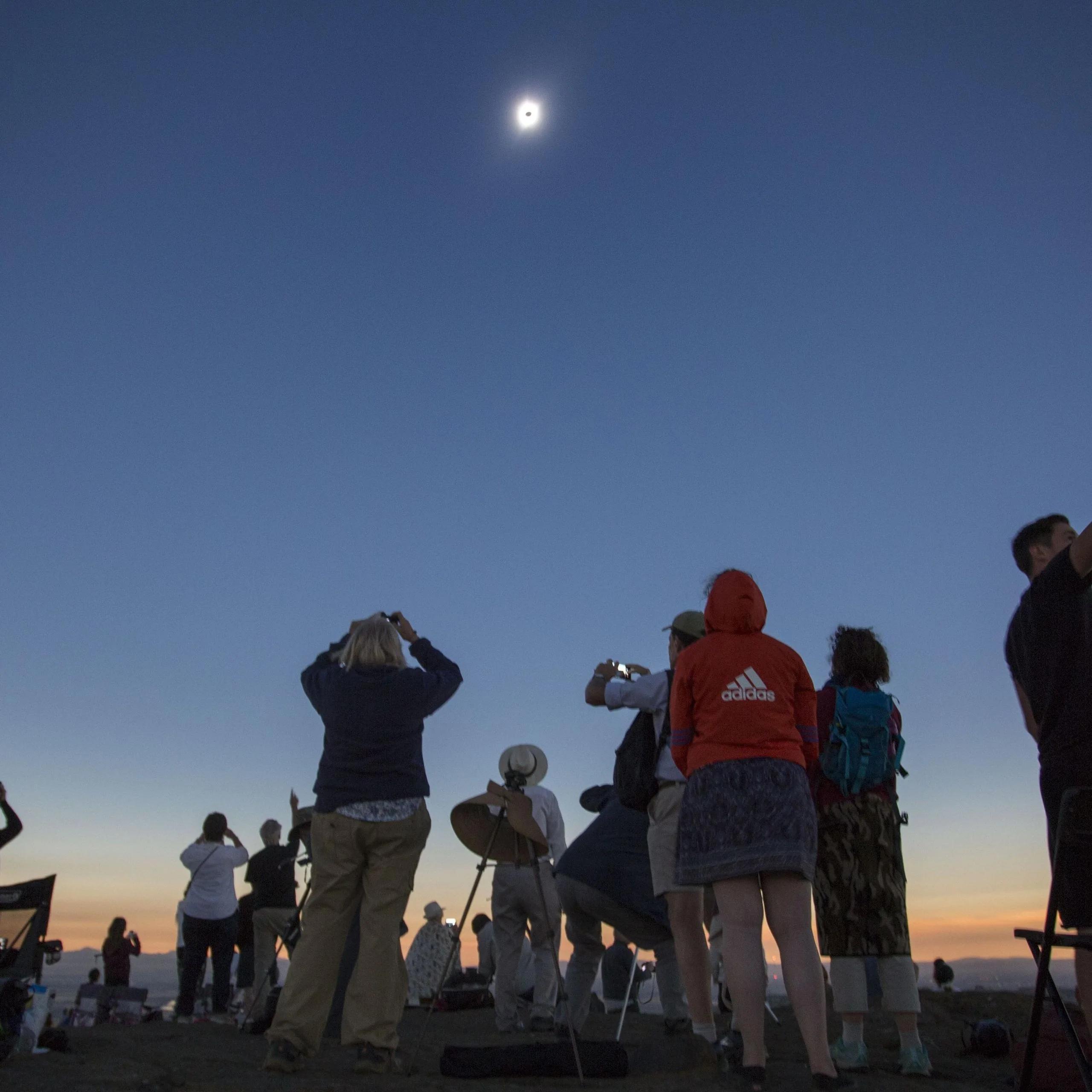 Sonnenfinsternis mit Baby: Planung für stillende Eltern | Helioclipse
