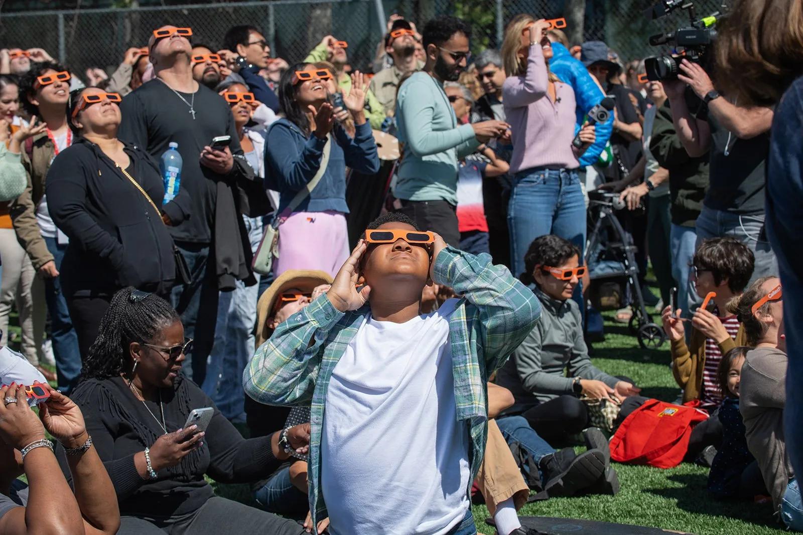 Caltech Event Brings Thousands Together for Solar Eclipse | The Division of  Physics, Mathematics and Astronomy