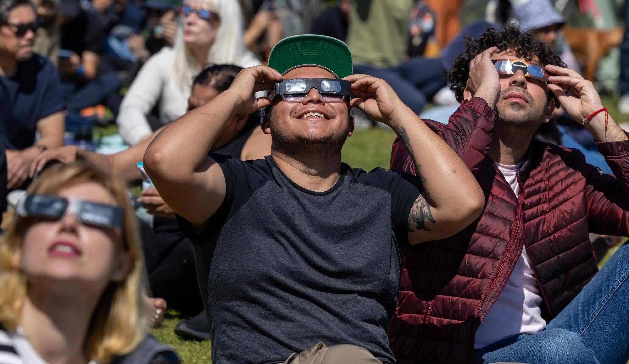 Photos: Solar eclipse draws crowds of viewers in L.A. area - Los Angeles  Times