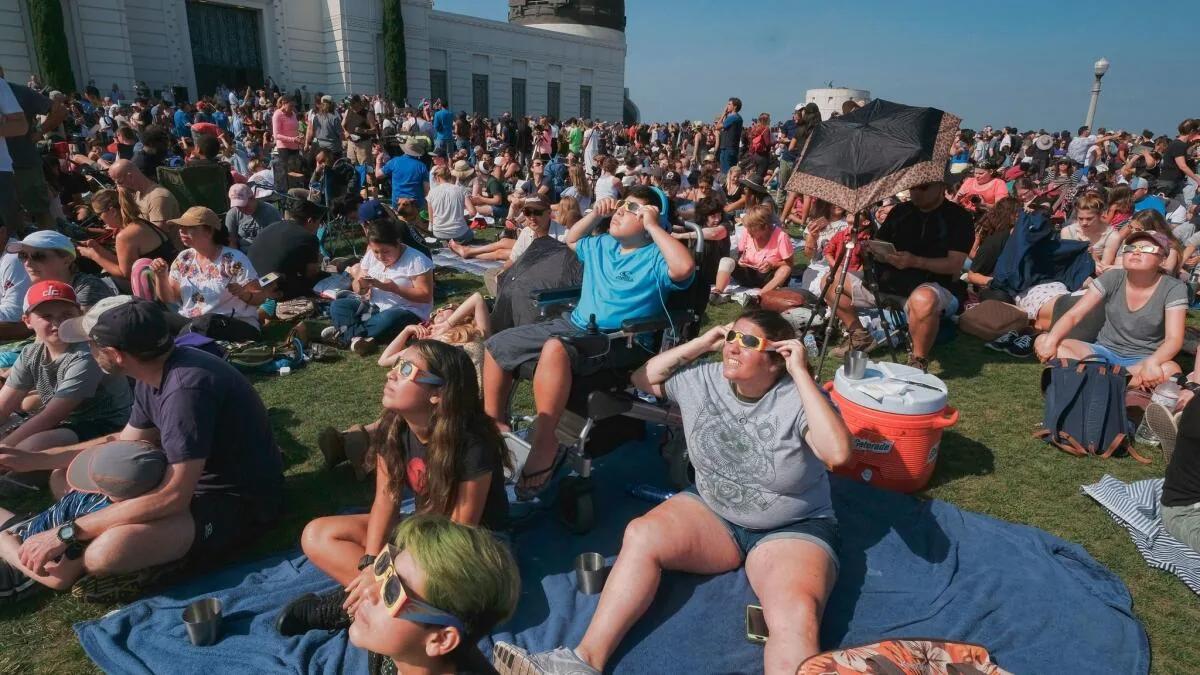 Crowds flood Griffith Observatory for a glimpse of solar ...