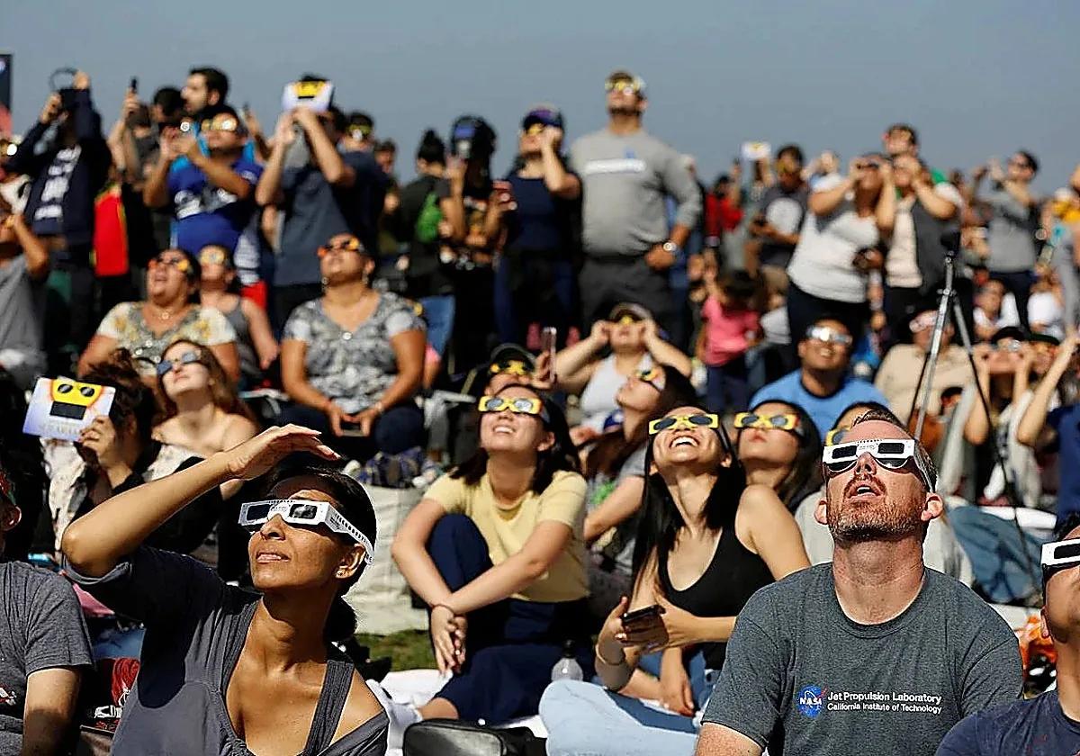 El Gobierno advierte sobre los riesgos del eclipse y la proliferación de  gafas falsificadas