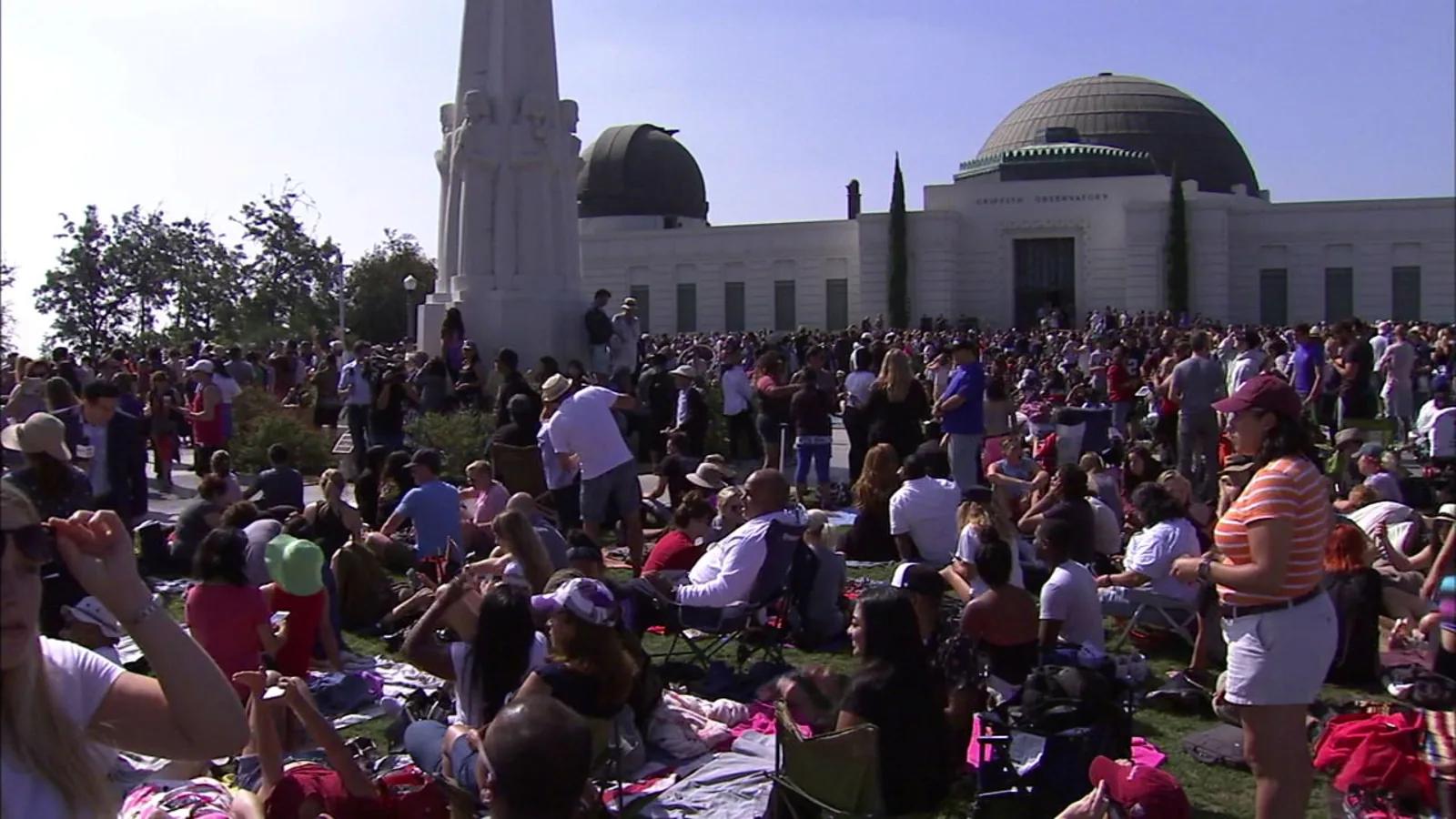 Eclipse fans flock to Griffith Observatory for viewing party - ABC7 Los Angeles