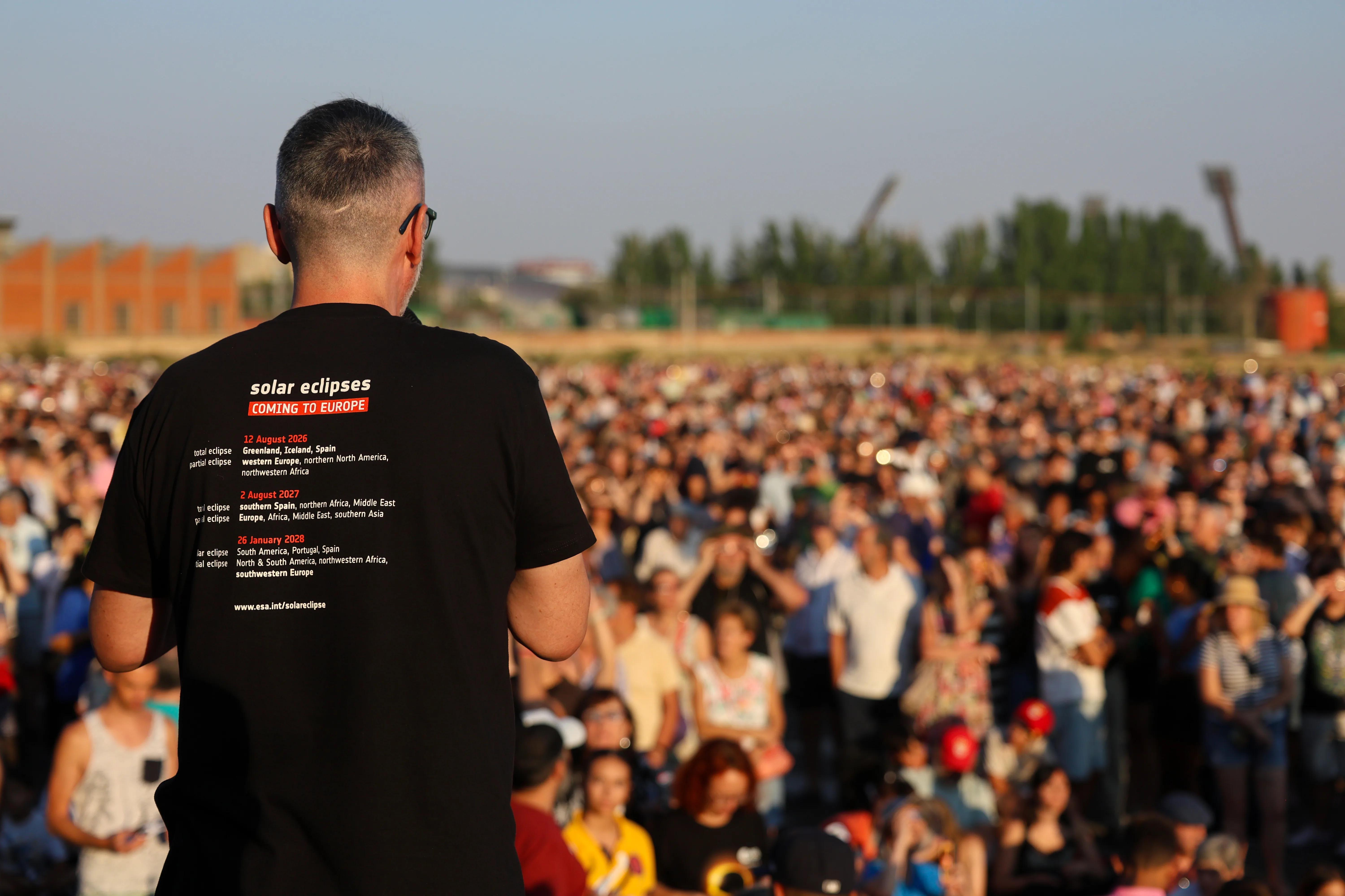 ESA - Presenting the 2026 European solar eclipse to a crowd in León