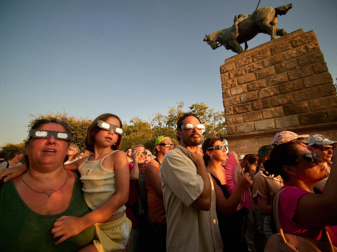 Solar Eclipse 2026: Watching the Crowd, Not the Sky - Lee Harris Photography Barcelona