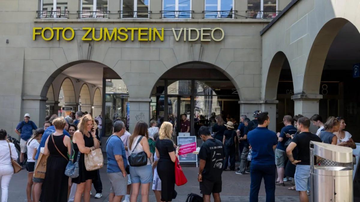 Bern crowds scramble for solar eclipse sunglasses - SWI swissinfo.ch