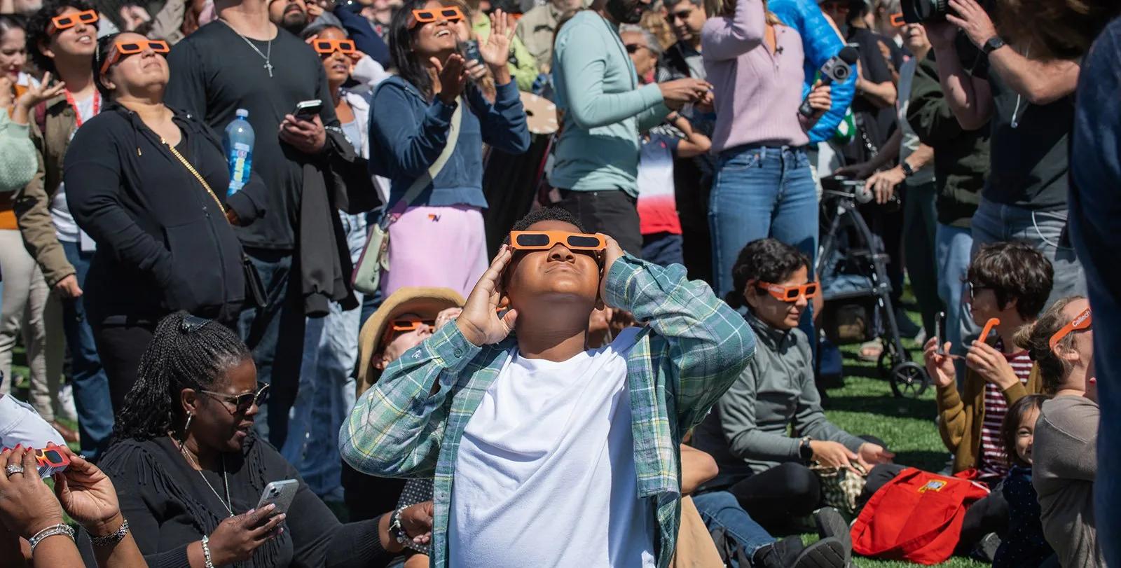 Caltech Event Brings Thousands Together for Solar Eclipse - www.caltech.edu