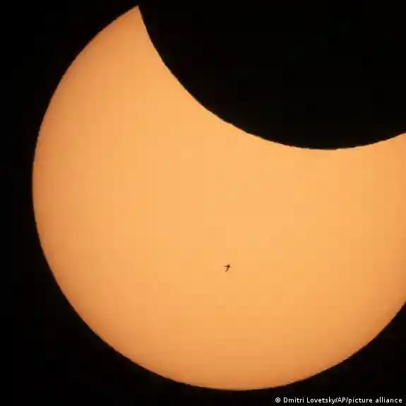 Partielle Sonnenfinsternis mit deutlich sichtbarer Sichelsonne.