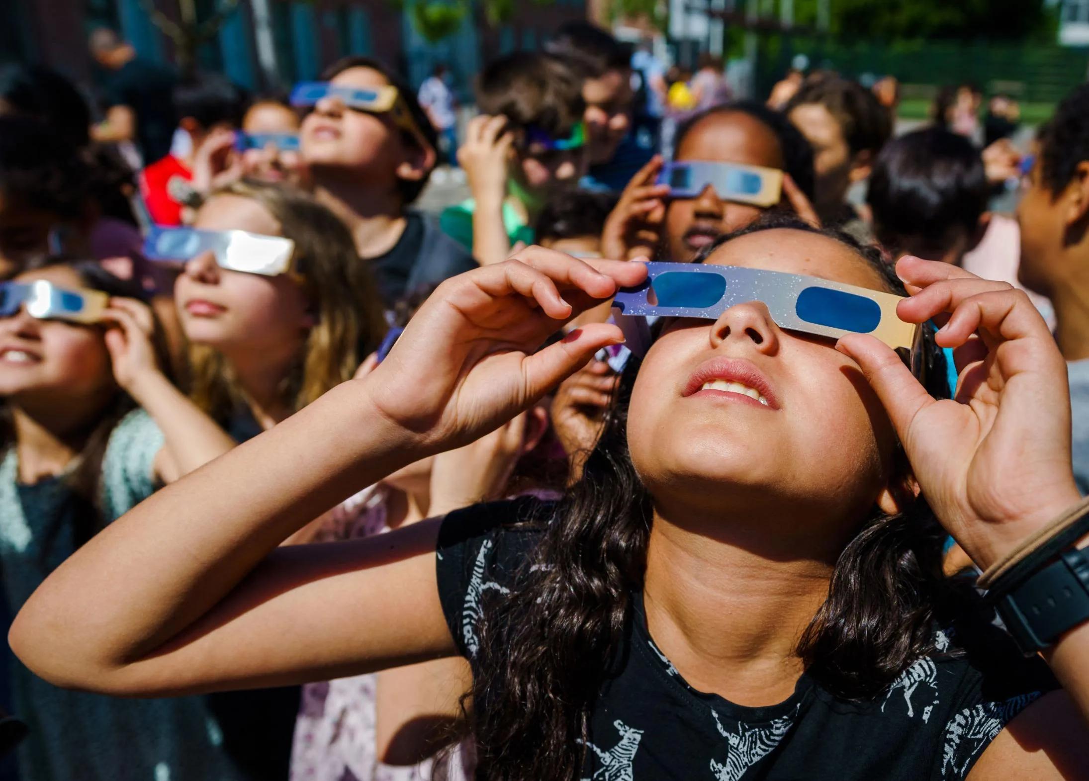 Eclipse viewing glasses: How to protect your eyes during the total solar eclipse | CNN