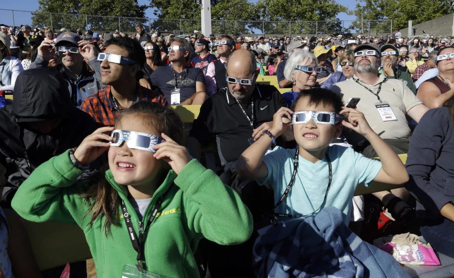 Orejeras para niños en eclipses con multitudes | Helioclipse