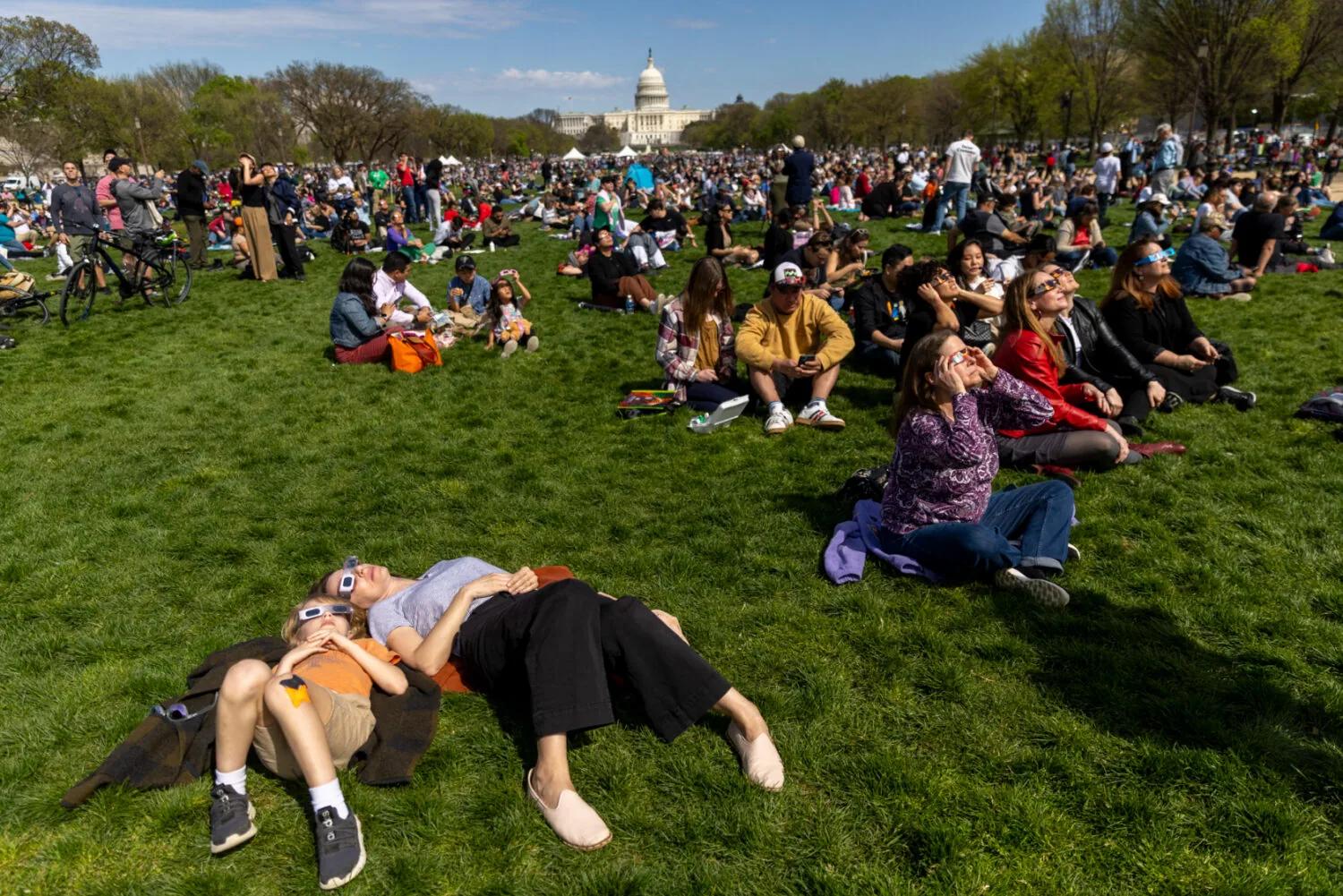 Thousands gather in D.C. to see partial solar eclipse | WAMU
