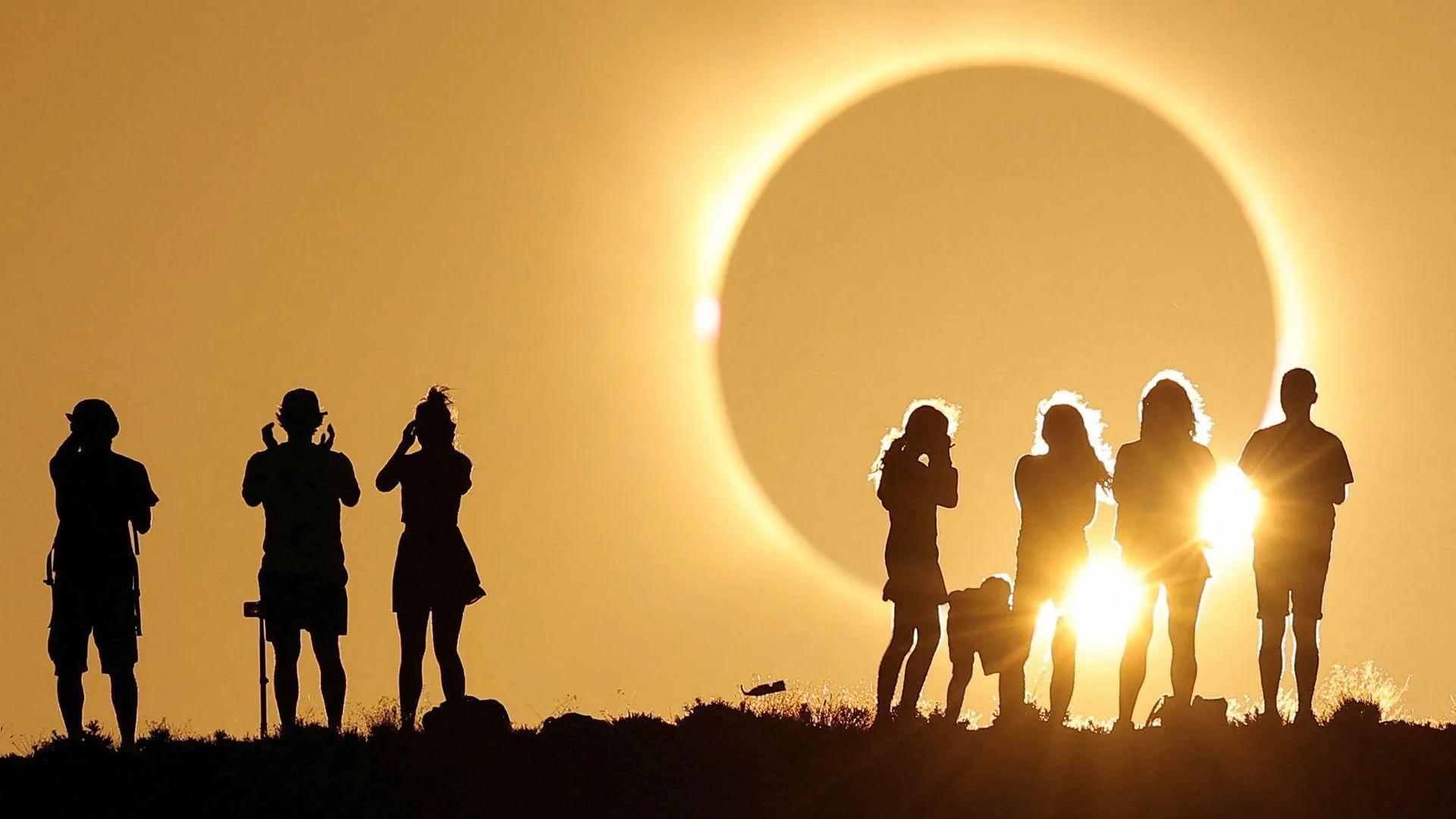 Hundreds enjoy eclipse atmosphere despite clouds - AOL
